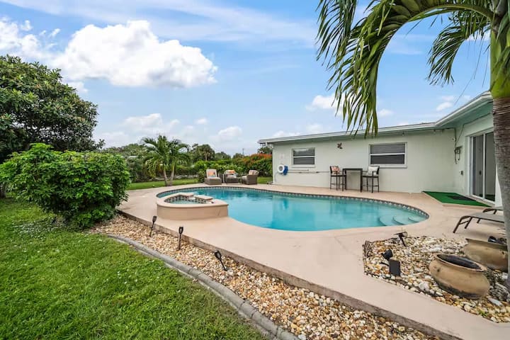 Coastal Home W Heated Pool Near Kennedy| 3br/2ba - Merritt Island, FL