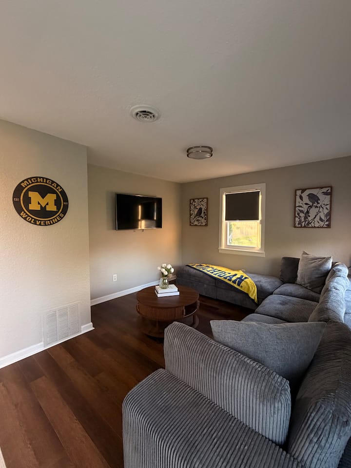 Modern Luxury Guest House Near Ann Arbor & Umich - Ann Arbor, MI