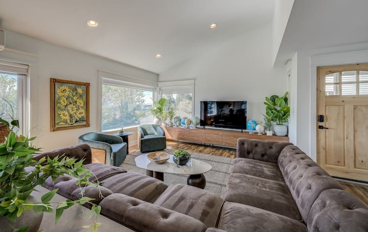 Renovated Seattle Home • Stadiums • Sleeps 16 - Seattle, WA
