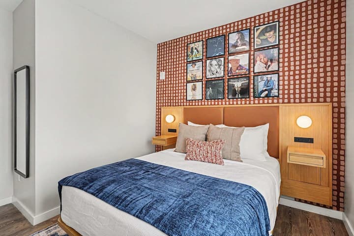 Segundo dormitorio con cama tamaño queen, televisión inteligente y espacio en el clóset