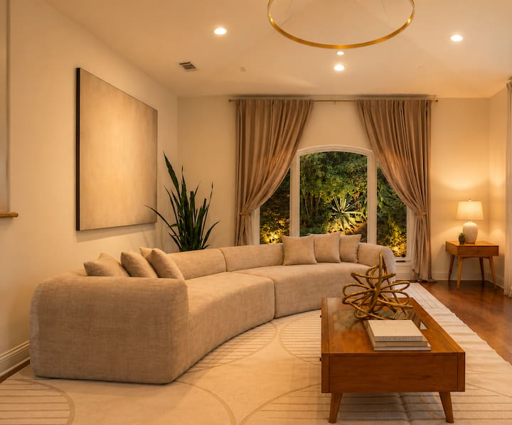 Hollywood Hills Retreat, Views, Private, Luxury - Los Angeles, CA