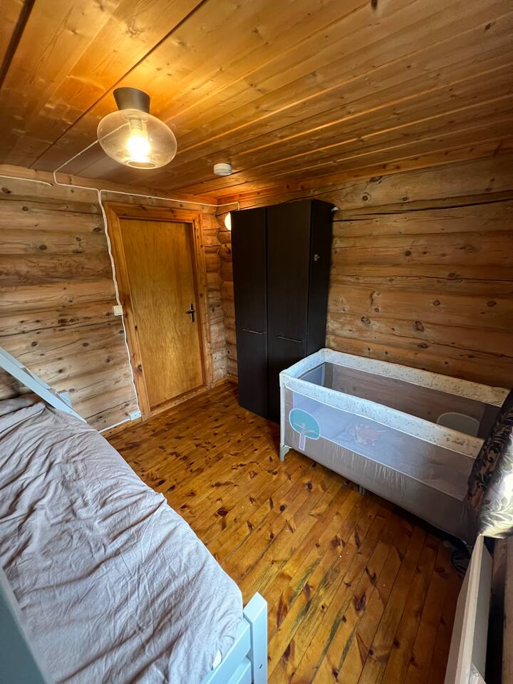 1. spavaća soba, krevet od 120 cm i gornji krevet na krevetu na kat od 75 cm.