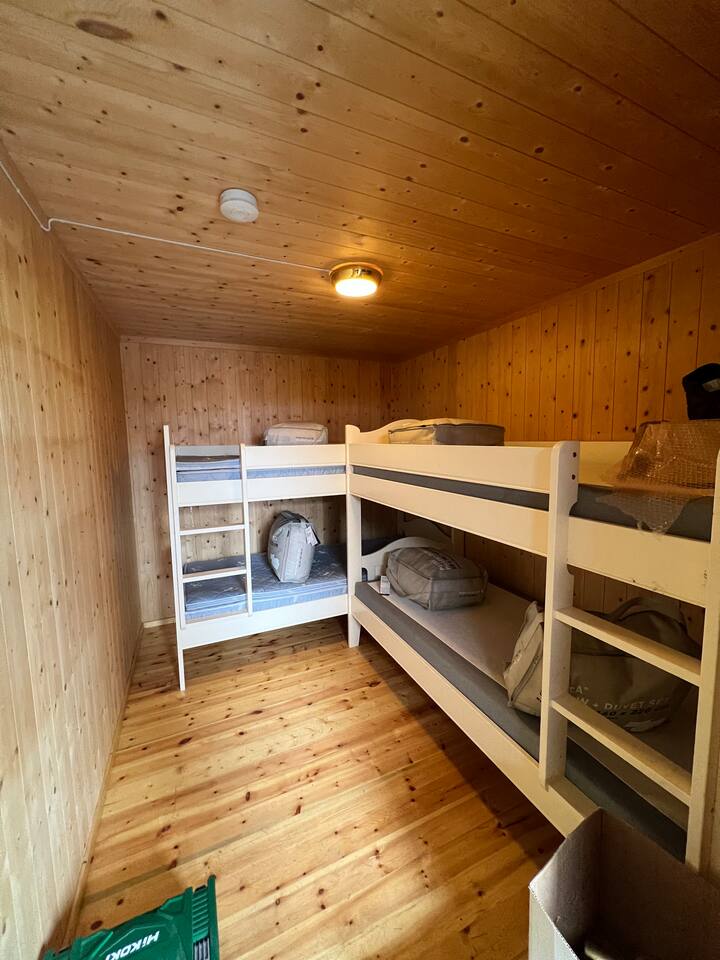 Privatna pomoćna zgrada samo nekoliko metara od brvnare, s 2 kreveta na kat. Madraci širine 90 cm u sva 4 kreveta.
