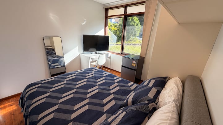 Private Room In Quiet Home, A/c, Smart Tv & Fridge - Auburn