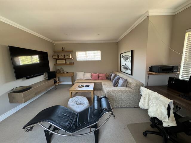 Large family home close to beach with backup power gallery image 5