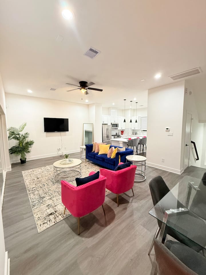 Minimalist 3 Br Families & Groups Near The Heights - Houston, TX