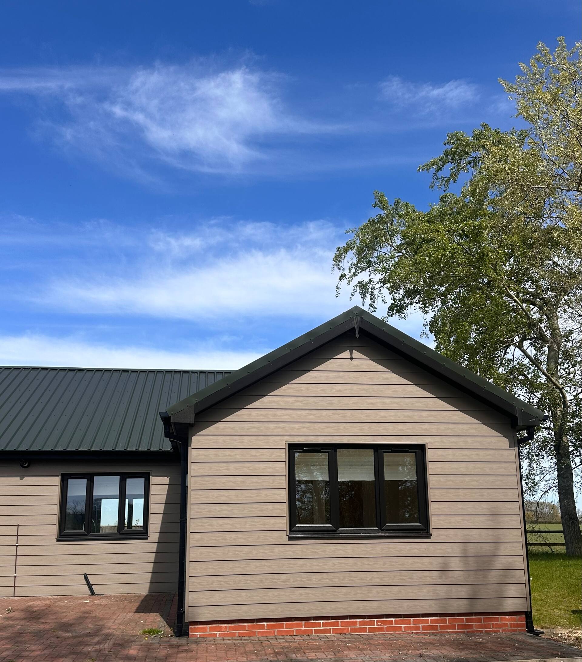 Lovely Lakeside Lodge