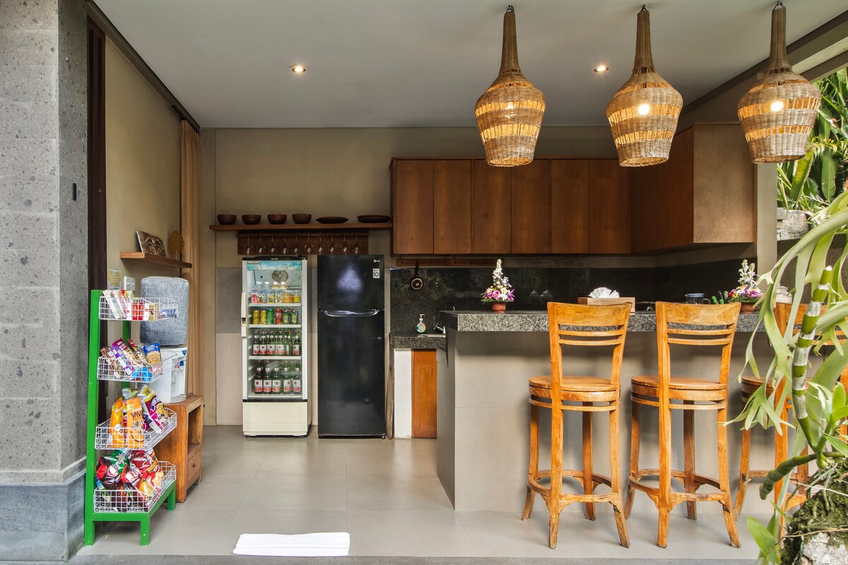 Home in Ubud · ★5.0 · 5 bedrooms · 7 beds · 6 baths, comparabile Airbnb
