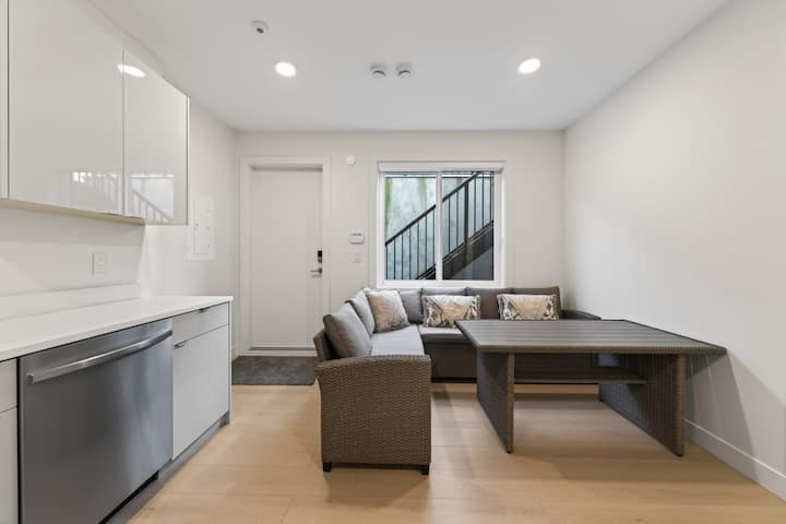 Elegant 2br Basement Suite In Burnaby - Burnaby