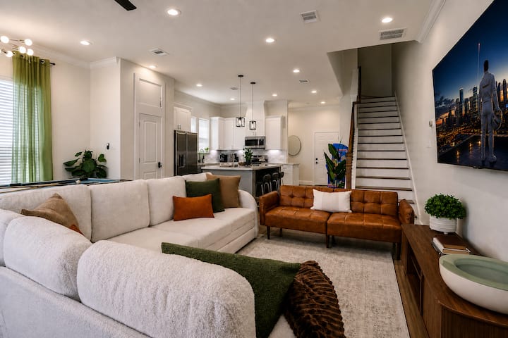 Relájate en una amplia sala de estar diseñada para descansar después de un día en Houston. Disfruta de asientos acogedores, un diseño abierto conectado a la cocina y al espacio de entretenimiento, además de mucho espacio para noches de cine, conversaciones y tiempo de calidad juntos.