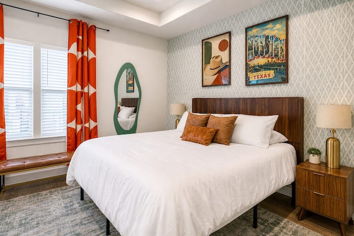 Relájate en una elegante suite principal con una cama tamaño king, una decoración audaz inspirada en Houston y cálidos toques de mediados de siglo en toda la habitación. Las grandes ventanas dejan entrar la luz natural, mientras que la ubicación en el piso superior ofrece un lugar más tranquilo para recargar energías cada noche.