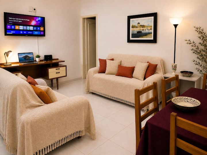Los huéspedes disfrutan de una comodidad total en la habitación y de acceso a la acogedora y bien equipada sala, que se comparte con el anfitrión. Entorno tranquilo, bien organizado y acogedor, ideal para quienes buscan practicidad, una buena ubicación y una estancia cómoda en Río.
