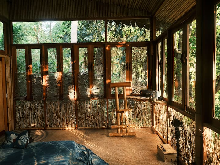 El dormitorio está bañado por la luz, el verde de la selva y el mar en el exterior