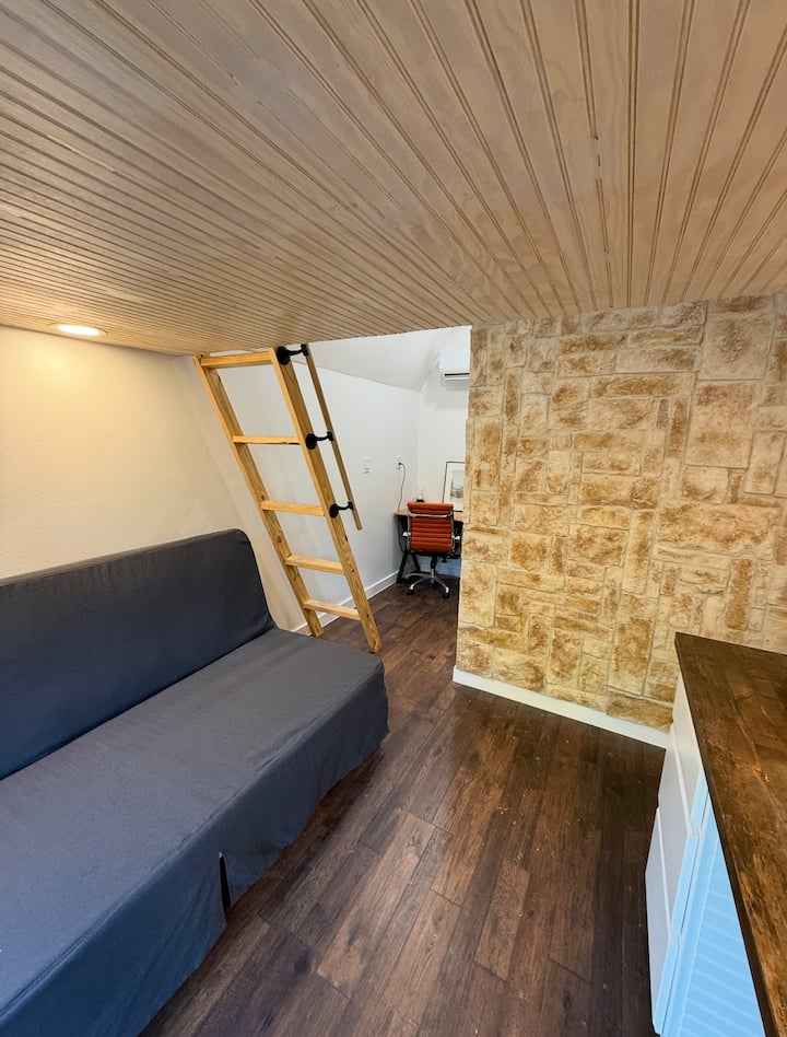 Three Dogs Cabin • 5 Minutes From Hobby Airport - Houston, TX