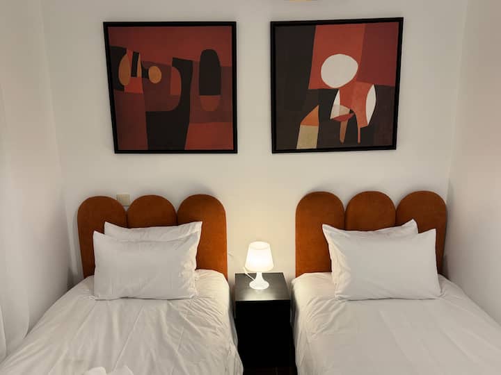 Habitación cómoda y luminosa con dos camas individuales de 1 m x 2 m, muy cómodas. Espacio tranquilo, bien equipado, ideal para una estancia relajante en el corazón de Gueliz.