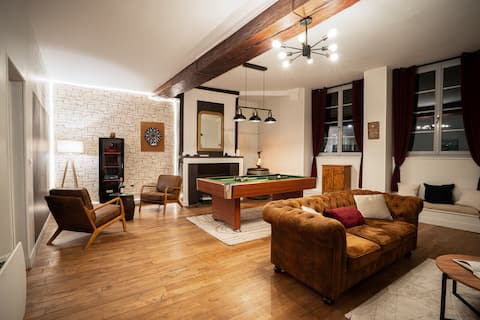 Successful Airbnb property: Suite with lounge & pool table • 2 quiet bedrooms in Nevers