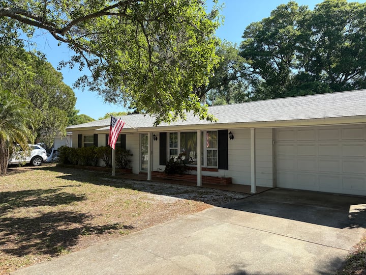 Two Bedroom House With A Pet Fenced In Backyard. - Safety Harbor, FL