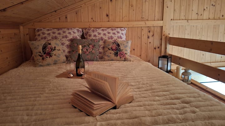 Loft romantik me një dyshek super king luksoz 200x200 cm me cilësi hoteli, i krijuar për rehati të përsosur dhe gjumë çlodhës. Një hapësirë e rehatshme dhe intime nën çati, ideale për t'u çlodhur, për mëngjese të qeta dhe net paqësore të rrethuar nga natyra.