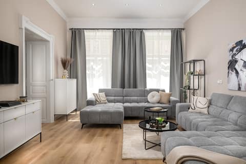 Successful Airbnb property: Design & Spacious, 3BDR, 2BTH Apt wth Free Parking in Praha 2