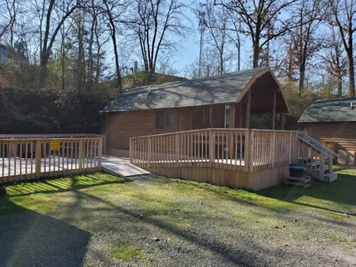 Pet-friendly Deluxe Cottage Cabin | Sleeps 4 - Hot Springs, AR