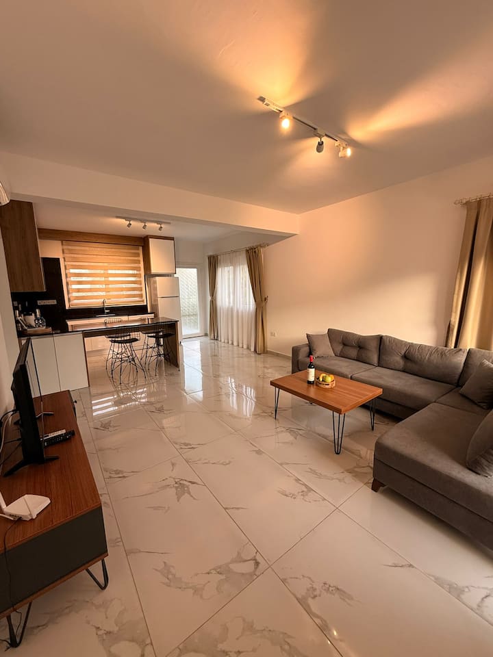 Denize Sıfır | Havuzlu Sitede Geniş 1+1 Daire - Zypern