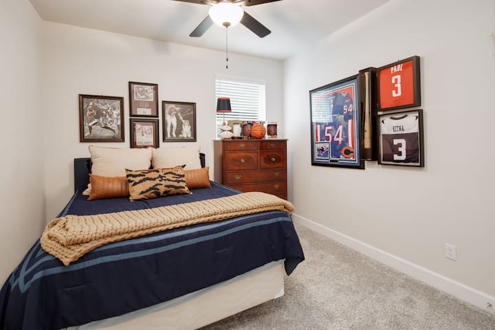Alliant à la perfection confort et caractère, cette chambre douillette apporte une touche sportive et élégante à votre séjour. Avec son lit douillet recouvert de textures douces et de tons chauds, c’est un espace accueillant pour se détendre après une journée bien remplie.