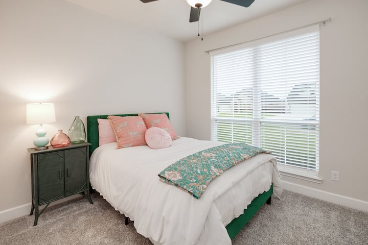 Laissez-vous tenter par cette chambre à la décoration élégante, dotée d'un somptueux lit en velours vert émeraude qui respire le raffinement et le confort. De la literie douillette et moelleuse qui vous donnera envie de ne plus jamais sortir du lit!