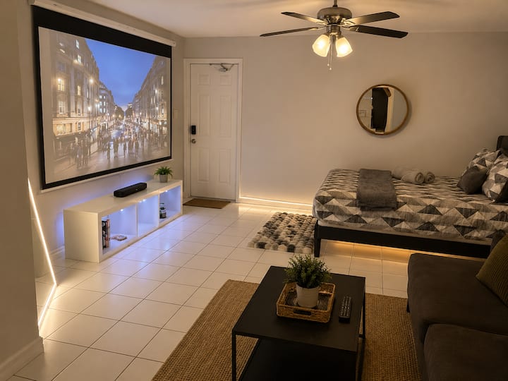 Cozy Cinema Retreat | Airport, Beach & Pets - Fort Lauderdale, FL