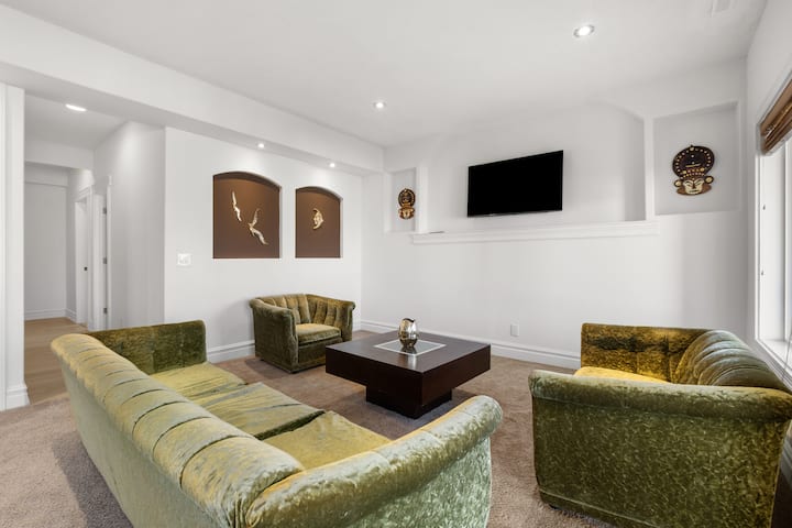 "Adya" Affordable & Convenient Stay Near Freeway - Calgary