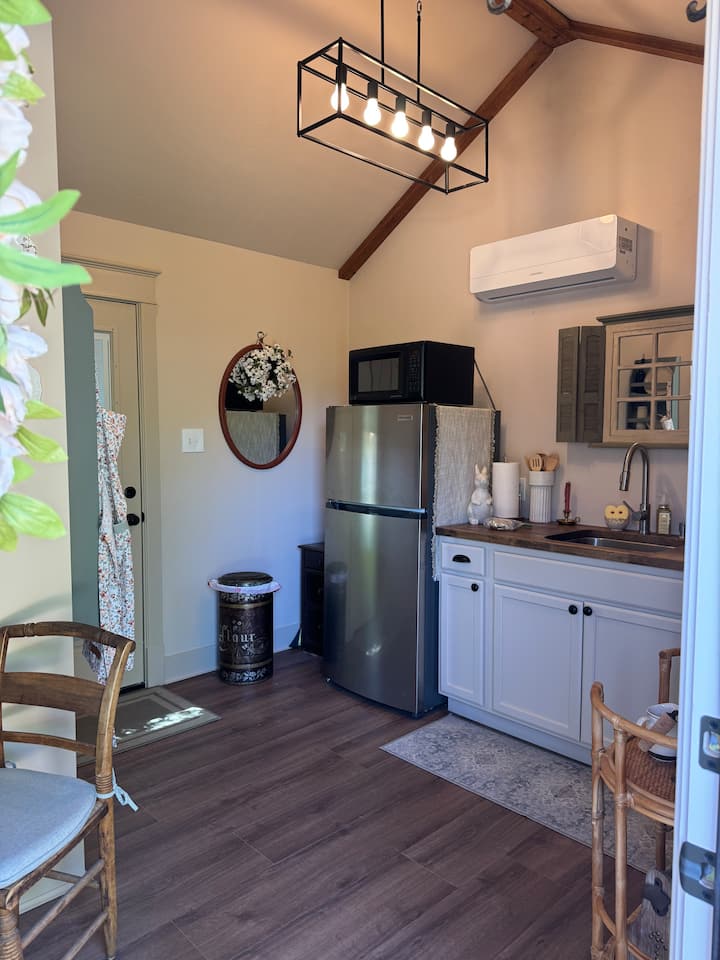 The Ivy Cottage - New Construction Guesthouse - Lubbock, TX