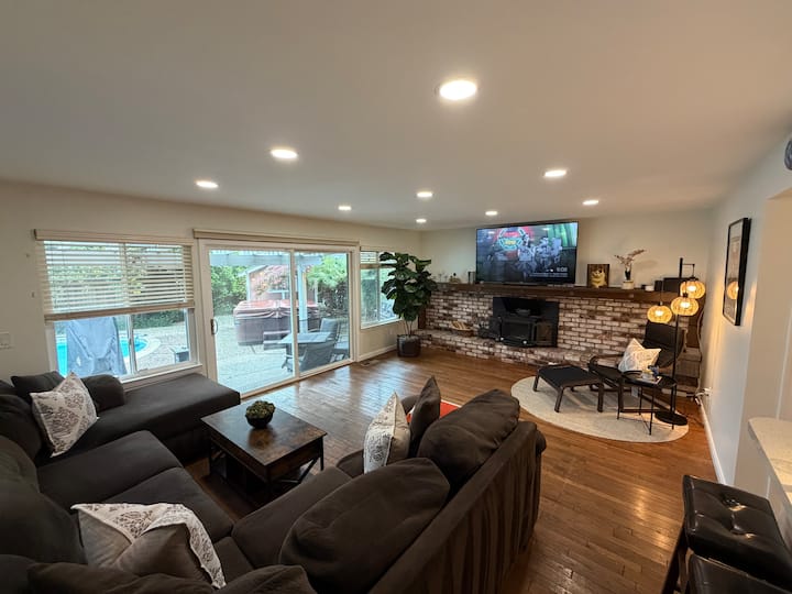 Petaluma Poolside Paradise | 3br Pool + Hot Tub - Petaluma, CA