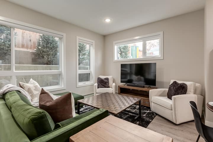 Spacious And Inviting Main Floor Unit 2bd 2 Bth - Calgary