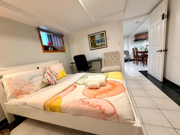 Elegant Renovated Retreat | Free Parking - Montreal