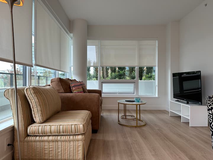 Near Skytrain Station 2b2b Apartment With Pool - 列治文