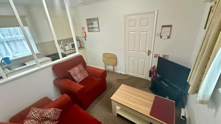 Street Level Flat With Parking Close To Town - St Neots