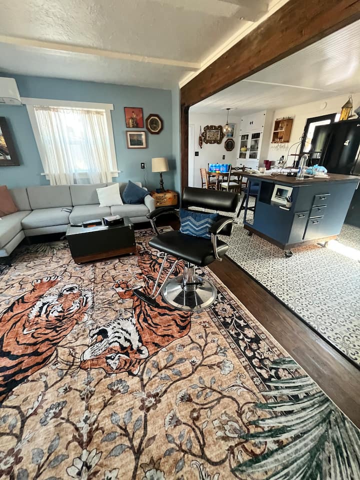 Punch Bowl Art House - Artsy, Comfy & Convenient - Grants Pass, OR