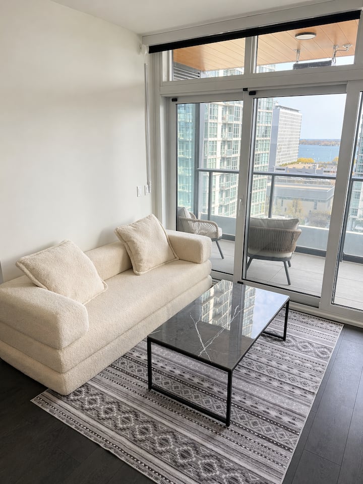 Spacious Luxury Sleeps 7 + Location - Ontario Place