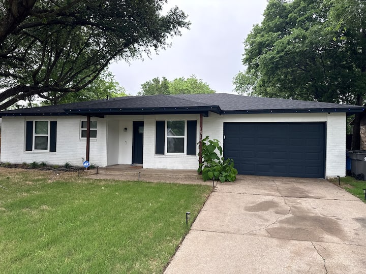 Newly Renovated 3 Bed 1.5 Bath Home. - Lancaster, TX