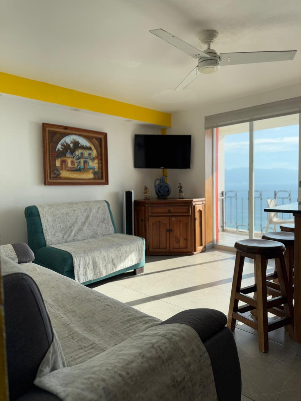 Მყუდრო მისაღები ოთახი თბილი და კომფორტული ატმოსფეროთი გამოირჩევა.