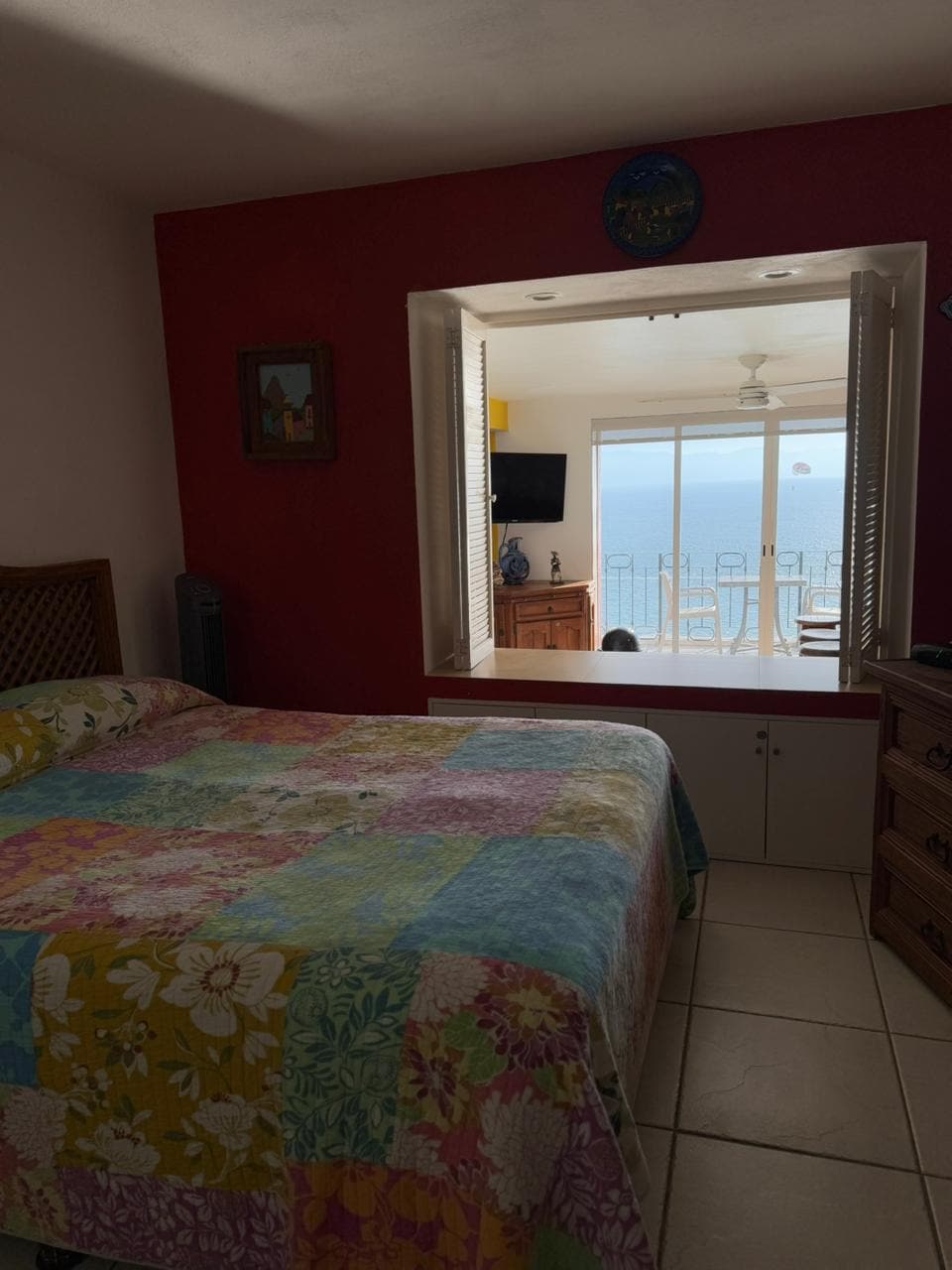 საძინებელი ფართოა და ოკეანეს გადაჰყურებს.