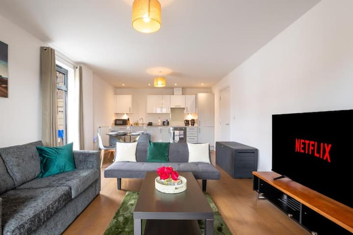 Large Balcony Flat | Windsor, Heathrow & Station - Windsor