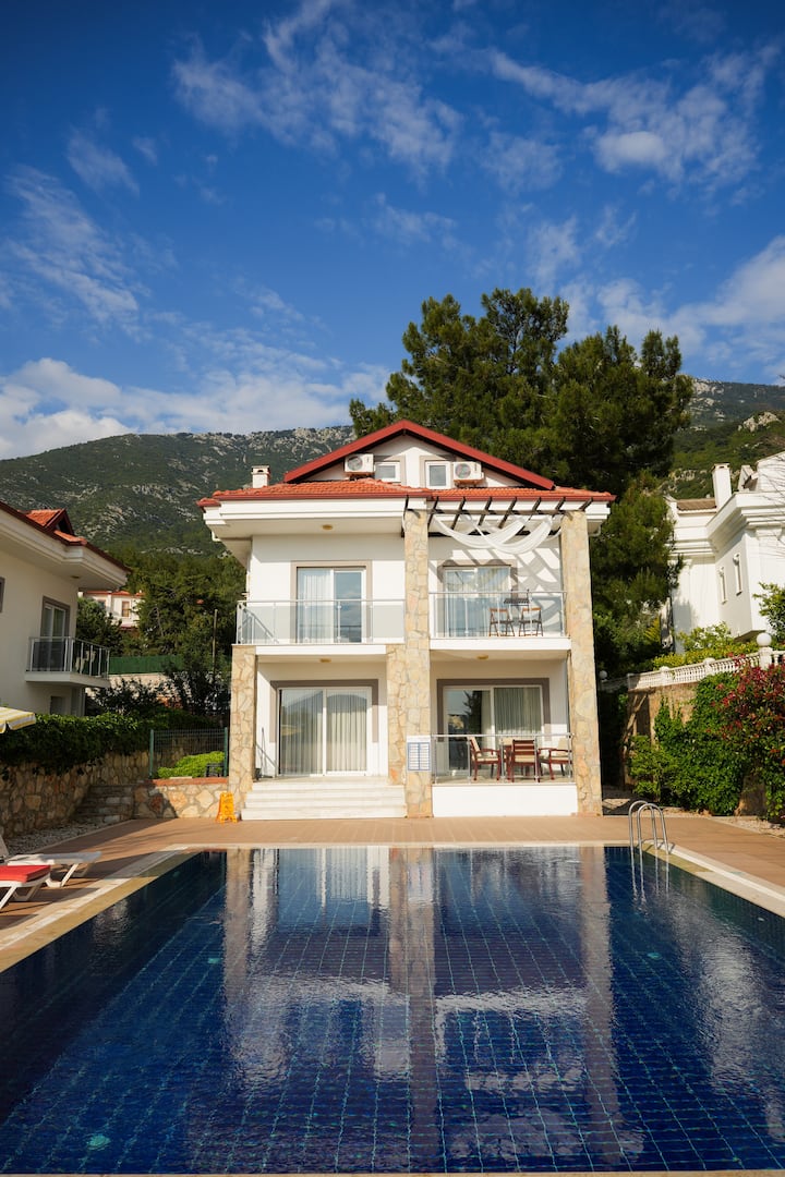 Villa Lotus, Büyük Havuzlu, Bahçeli 5+1 Villa - Çeşme