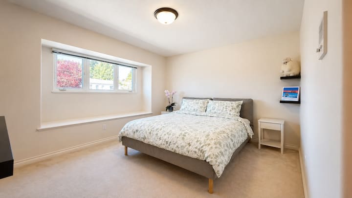 Spacious Room W/ Ensuite & Shared Kitchen/living - Ladner