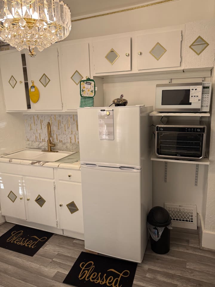 Smartlock Queen Bed Near Downtown Battle Creek - Battle Creek, MI