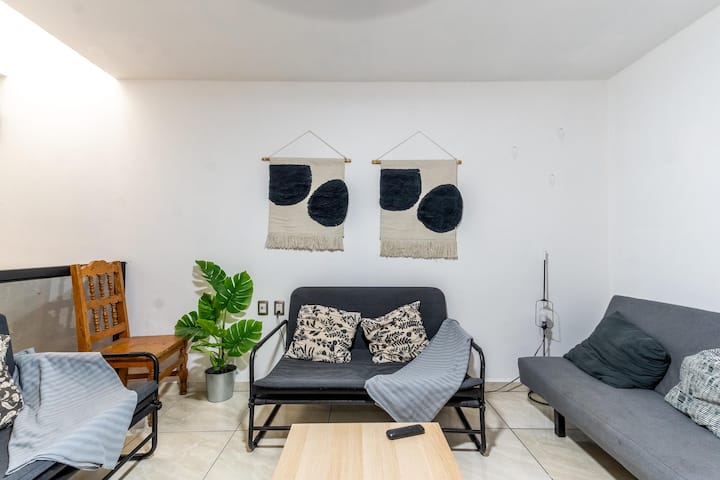 Casa Amplia Con Ubicacion Estratégica Y Cochera - Guadalajara, México