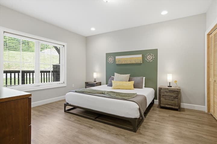 Ingia kwenye chumba cha pili chenye kitanda aina ya king na ukae kwenye sehemu iliyobuniwa kwa ajili ya starehe, yenye nafasi ya kutosha ya kupumzika na kuongeza nguvu baada ya siku nzima.