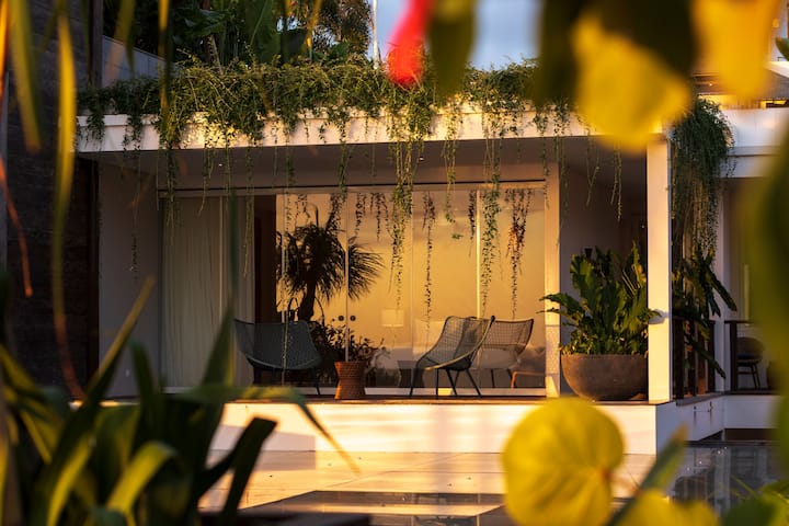 Soba Frangipani – apartma Ocean: širša zakonska postelja (King), lastna kopalnica, pisalna miza, televizija, balkon