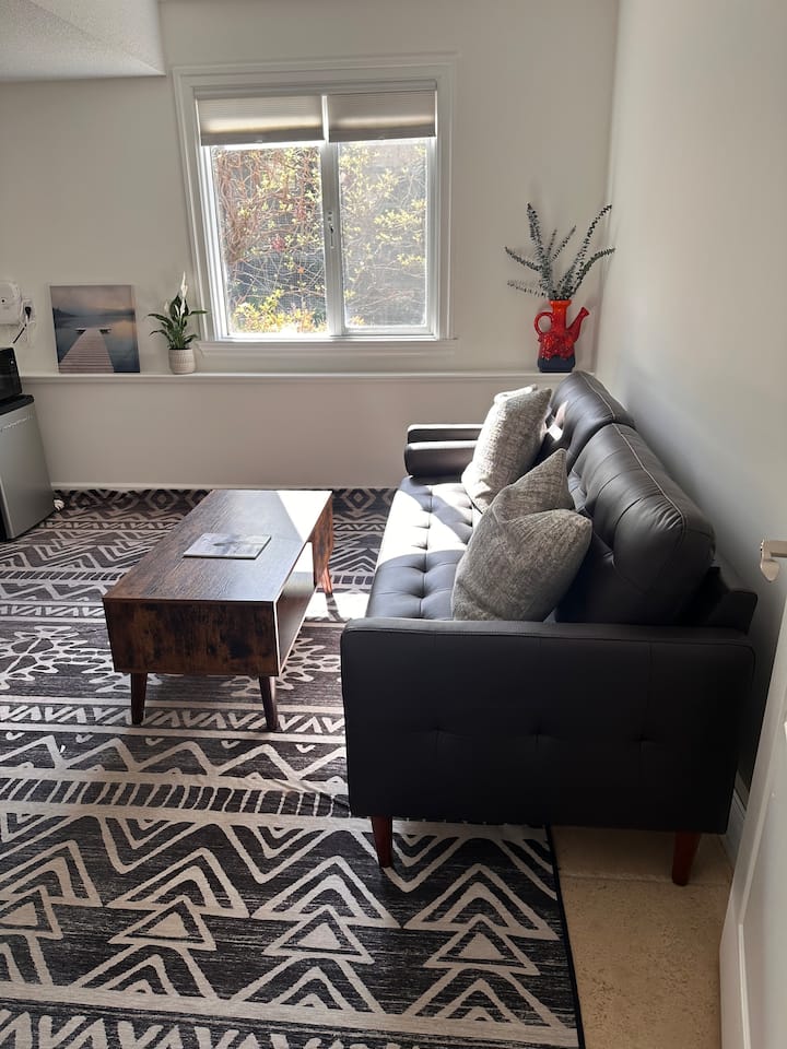 Elevated Lakeview Suite | Trails, Sunset, Serenity - Kelowna