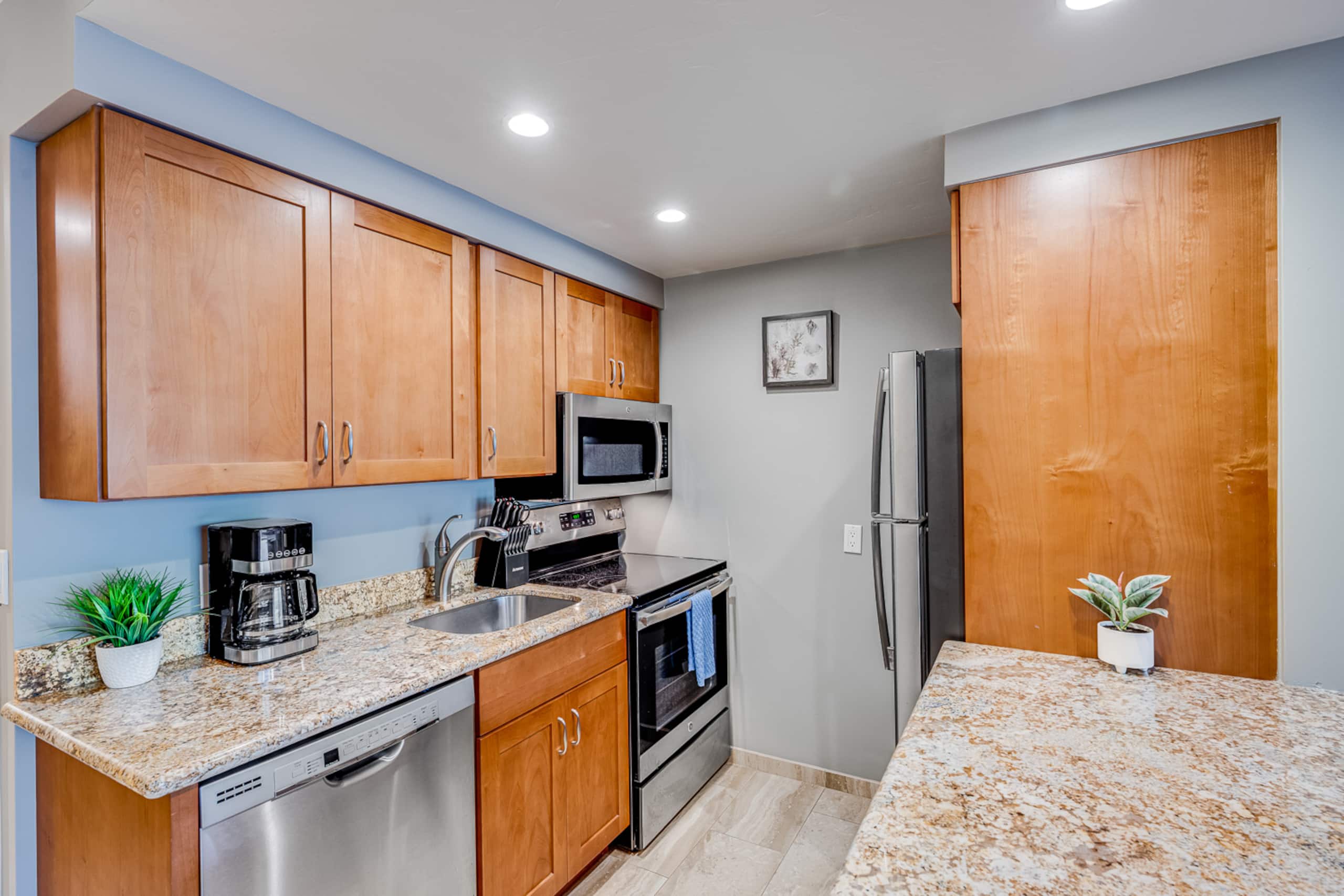 Lahaina Oceanfront Studio | Beach & Pool Access - Image 7