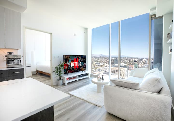 Penthouse | High Rise View, Pool/gym, Free Parking - Fashion District - Los Angeles